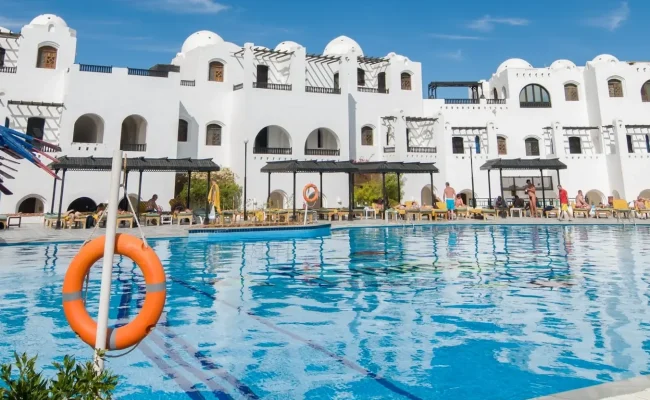 tourists-hurghada-hotel_1385-318