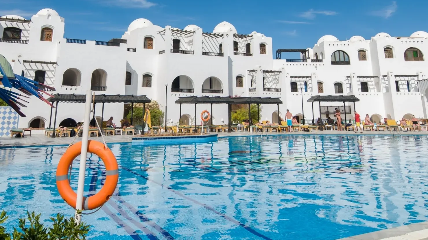 tourists-hurghada-hotel_1385-318